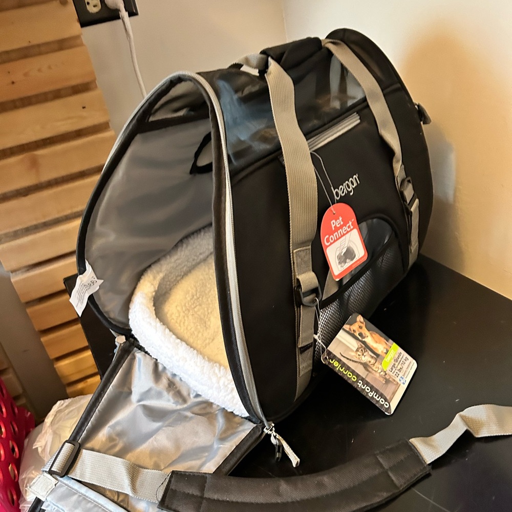 Soft side pet carrier